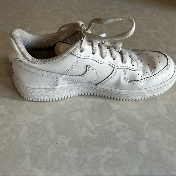 Size 3 youth Air Force one sneakers - Picture 4 of 9